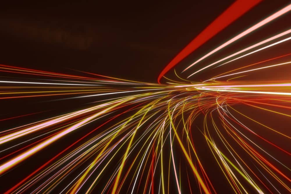 Lumières rouges et jaunes en mouvement